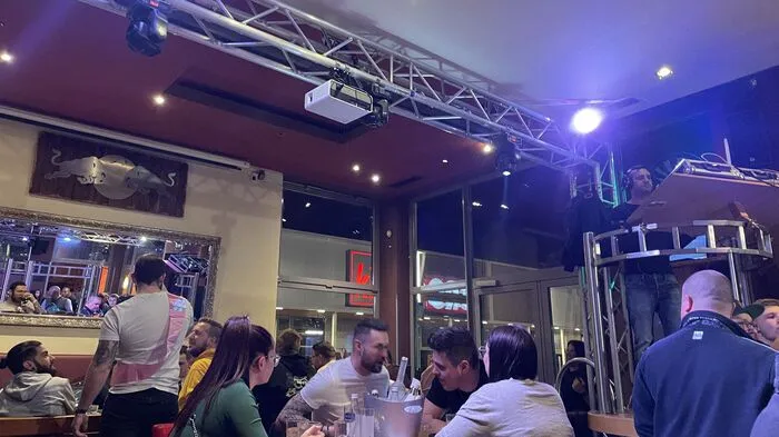 Glückliche Menschen weit und breit, ohne Kummer und Sorgen. Party-Tiger können wieder ihrer Passion nachgehen... Klicken Sie sich durch die Bilder