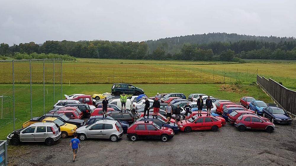 56 schrottreife Autos stehen am Parkplatz beim Mooskirchener Sportplatz bereit