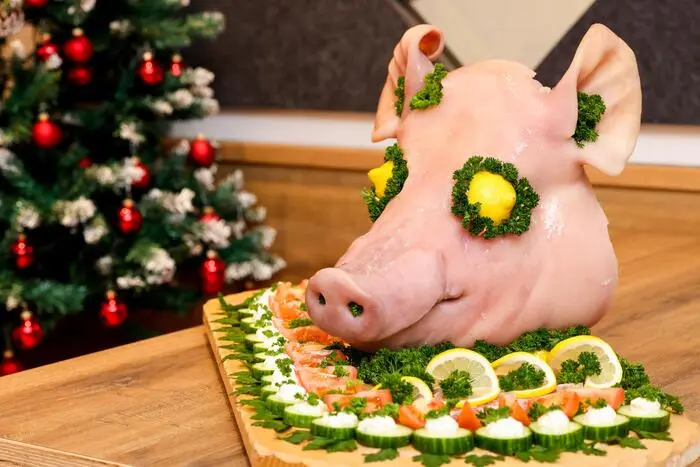 Sauschädelfleisch und dekorativ angerichtetes Gemüse sind immer wieder ein Blickfang