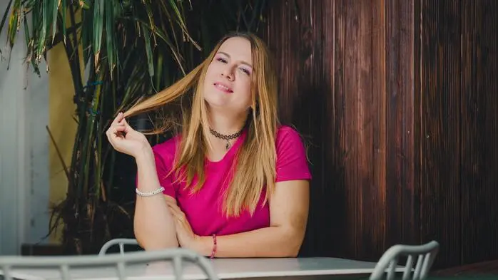 Billie Steirisch wurde während der Pandemie erschaffen. Wie Gina Lampl mit ihrem Alter Ego nicht nur Erfolg hat, sondern auch den Weltschmerz auf Abstand hält, erzählt sie im Gespräch. 