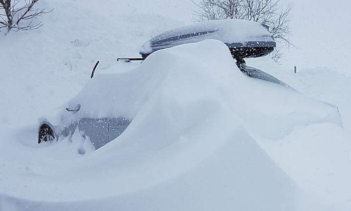 Völlig von Schnee umhülltes Auto durch Verwehungen in Bad Mitterndorf