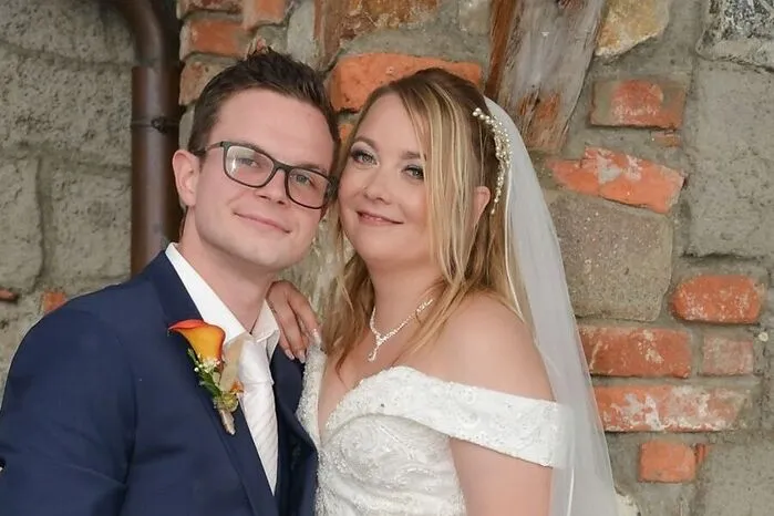 Bei ihrem gemeinsamen Hobby, dem Dartspielen, haben sich Marika und Werner Ritzmaier im Dartverein vom Backhendlwirt in Spielberg kennen- und liebengelernt. Nun haben sie ebenfalls in Spielberg am 9. September geheiratet. Geflittert wurde in der Türkei.