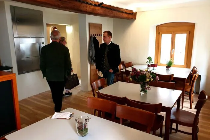 Im Obergeschoß - oder vom Schloßbergaufgang aus gesehen "zu ebener Erd'" , wartet...