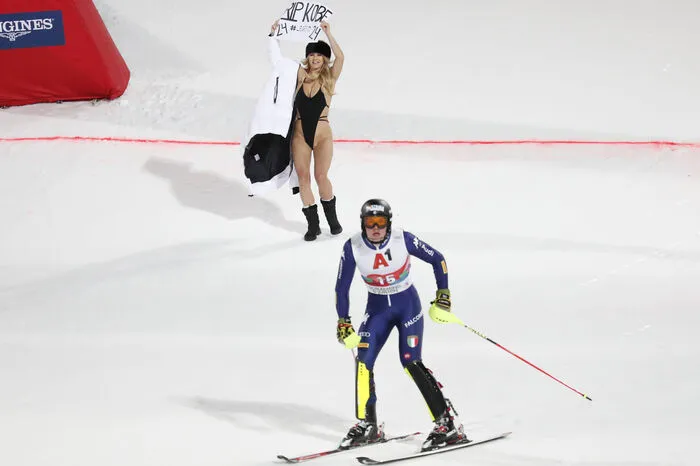 Flitzerin beim Nachtslalom in Schladming unterwegs. Skifahrer Vinatzer besuchte die Dame für ein Foto im Planet Planai. ÖSV will von einer privatrechtlichen Anzeige absehen.
