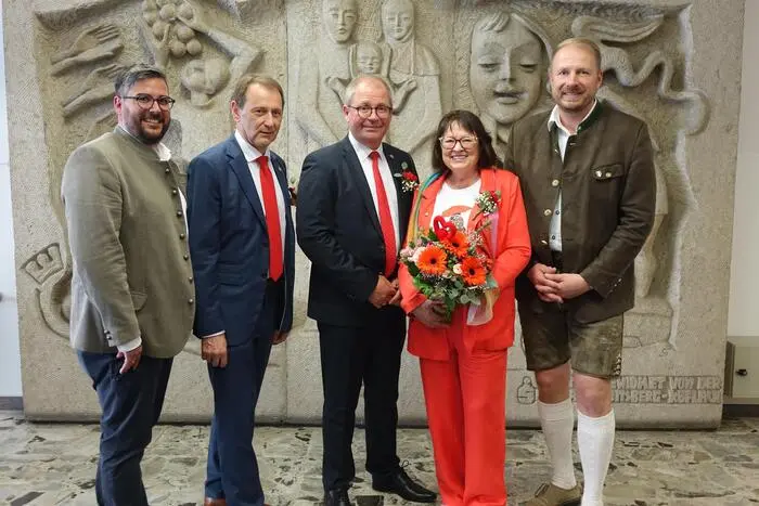 Diskutierten über Budget und Hochwasserschutz: Stadtrat Hannes Buchhauser (ÖVP, links), Bürgermeister Bernd Osprian (SPÖ, Mitte) und Vizebürgermeister Markus Leinfellner (FPÖ, rechts)