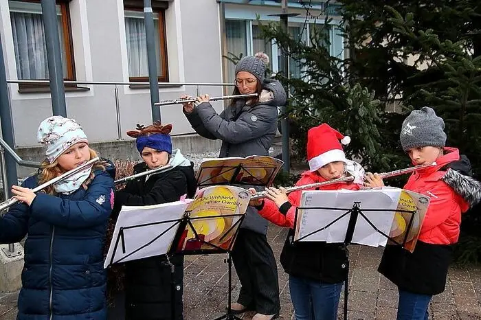 Höhepunkt der Veranstaltung war das Einschalten der Weihnachtsbeleuchtung durch Bürgermeister Bernd Gratzer. Für die passenden Melodien sorgten Kinder der Musikschule Bärnbach/Kainach.