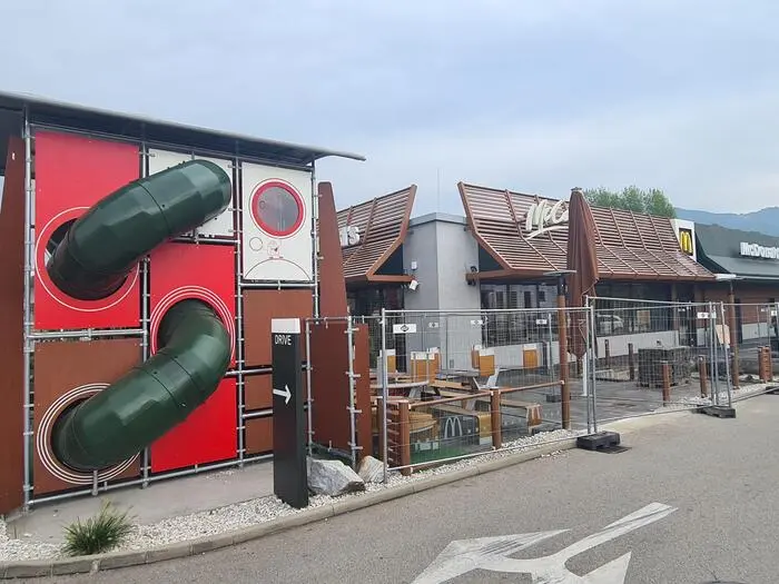 Ein Teil des Sitzgartens ist umbaubedingt gesperrt, dahinter kann man noch im Freien essen – und auch den Spielturm benutzen