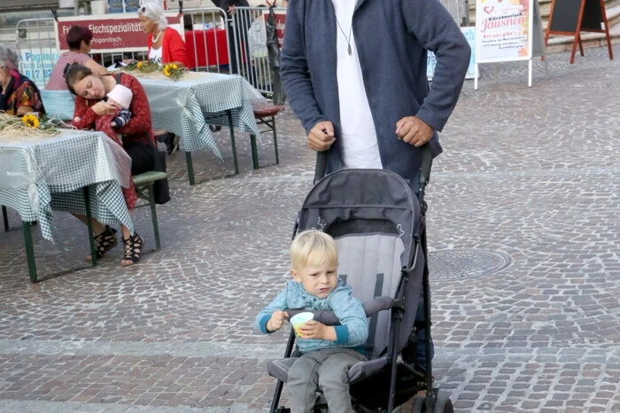 Unter den zahlreichen Besuchern, die übrigens aus dem ganzen Bezirk St. Veit und darüber angereist kamen, sah man unter anderen Musiker Peter Prammerdorfer (Foto), Vizebürgermeisterin Silvia Radaelli, Kärntner Schachverband-Präsident Friedrich Knapp, Bademeister Harald Proprentner sowie den ehemaligen Polizisten Werner Trampitsch. 