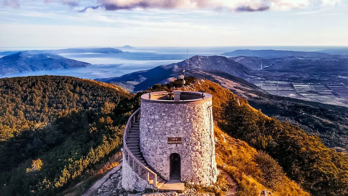 Vom Gipfel Vojak und dem steinernen Aussichtsturm auf Berge und Meer