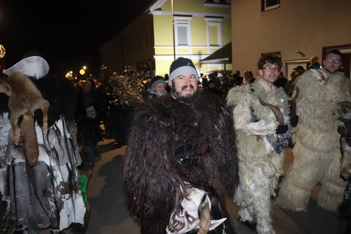 Den Beginn machte der Umzug mit einem gemeinsamen Zug der einzelnen Gruppen ohne Maske durch den Ort, damit auch die Kleinsten sich davon überzeugen konnten, dass hier liebe Menschen unter den Masken stecken.