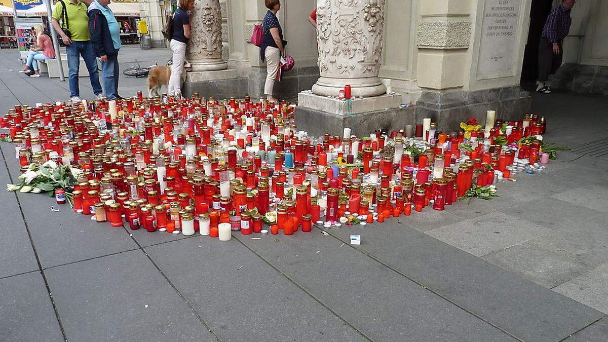 Gedenken an die Opfer vor dem Rathaus