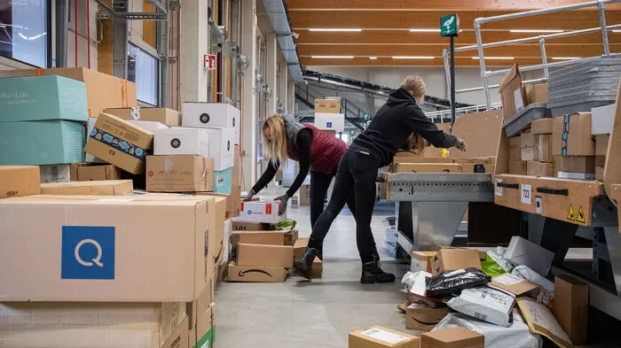 Um die tägliche Paketflut abzuarbeiten, wird seit drei Wochen im Drei-Schicht-Betrieb gearbeitet, auch an den Wochenenden.