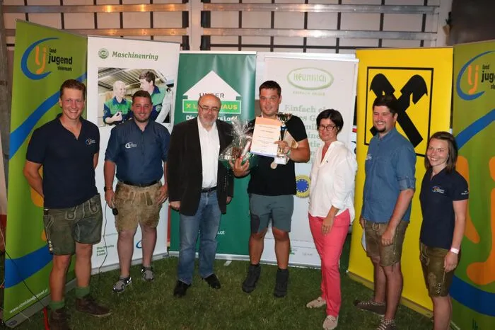 Lukas Schinnerl (mitte) aus der LJ Frohnleiten konnte sich in der Kategorie bis 90 cm Sensenlänge durchsetzen. (von Links: Stefan Harrer, Bezirksobmann; Florian Hörmann, Landesagrarreferent LJ Steiermark; Bürgermeister Peter Raith; Bezirksbäuerin Elisabeth Reiter; David Knapp, Landesobmann LJ Steiermark; Katharina Fuchs, Bezirksleiterin)