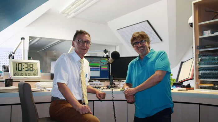 Werner Strohmeier und Dolf Maurer stehen hinter dem Stadtradio njoy. Kürzlich siedelten sie auf den Hauptplatz.