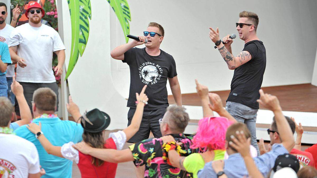 Heitere Stimmung im Fernsehgarten: das Duo DJ Robin & Schürze präsentierten den Partyschlager am Sonntagmittag in der Originalversion. 