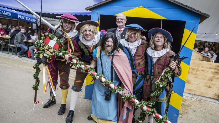 Die Freyung wurde traditionell vom Grenzlandheim über den Hauptplatz zum Marktgelände getragen.
