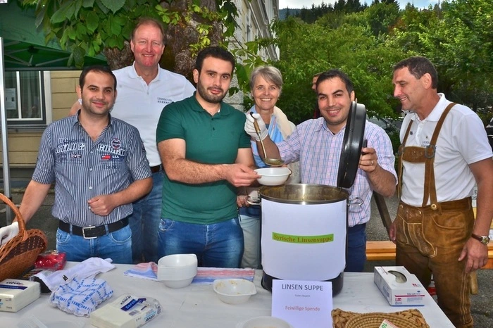 Erstmals halfen heuer auch syrische Flüchtlinge mit, die eine typische Linsensuppe kochten: Mahmoud SadrAldin, Lions-Sekretär Alfred Egger, Ali Farzat, Deutsch-Lehrerin Margit Wieser, Fadi Sadr Aldin und Lions-Präsident Erhard Eder