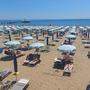 Heiß begehrt: Liegen samt Sonnenschirmen am Strand von Lignano