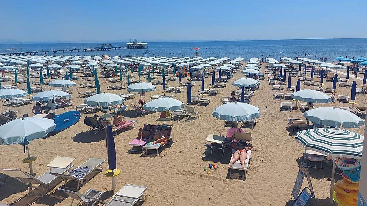 Heiß begehrt: Liegen samt Sonnenschirmen am Strand von Lignano