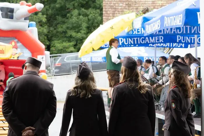 Zahlreiche Besucherinnen und Besucher nutzten das Wochenende, um gemeinsam mit den Kameraden zu feiern. 
