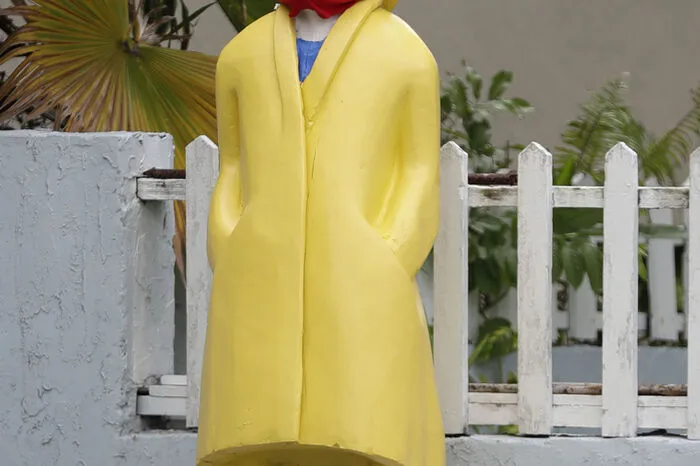 Gut geschützt mit Brille und Maske: Die Statue eines Fischers in Surfside (Florida).