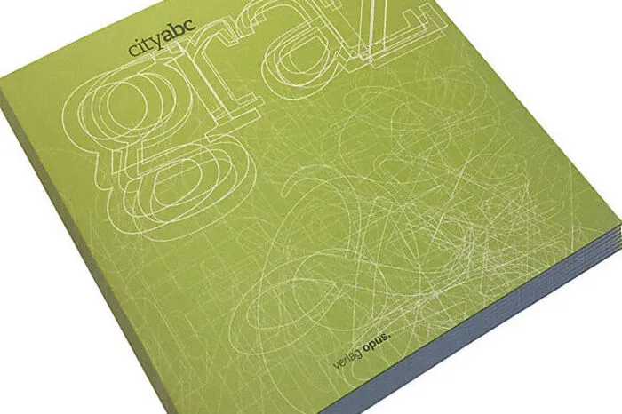 Das Buch kommt samt Stadtplan und netten Extras wie einem Fach für Visitenkarten daher.