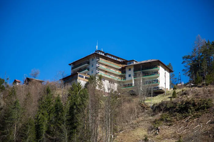 Der Berghof Brunner thront über dem Ort. Klicken Sie sich weiter durch die Fotos.