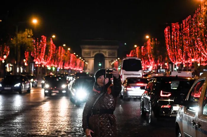 Im vergangenen Jahr war es die Schauspielerin Lily-Rose Depp (19) gewesen. Die Champs-Elysees sind etwa zwei Kilometer lang und 70 Meter breit, in Touristenführern ist häufig von der "schönsten Avenue der Welt" die Rede.
