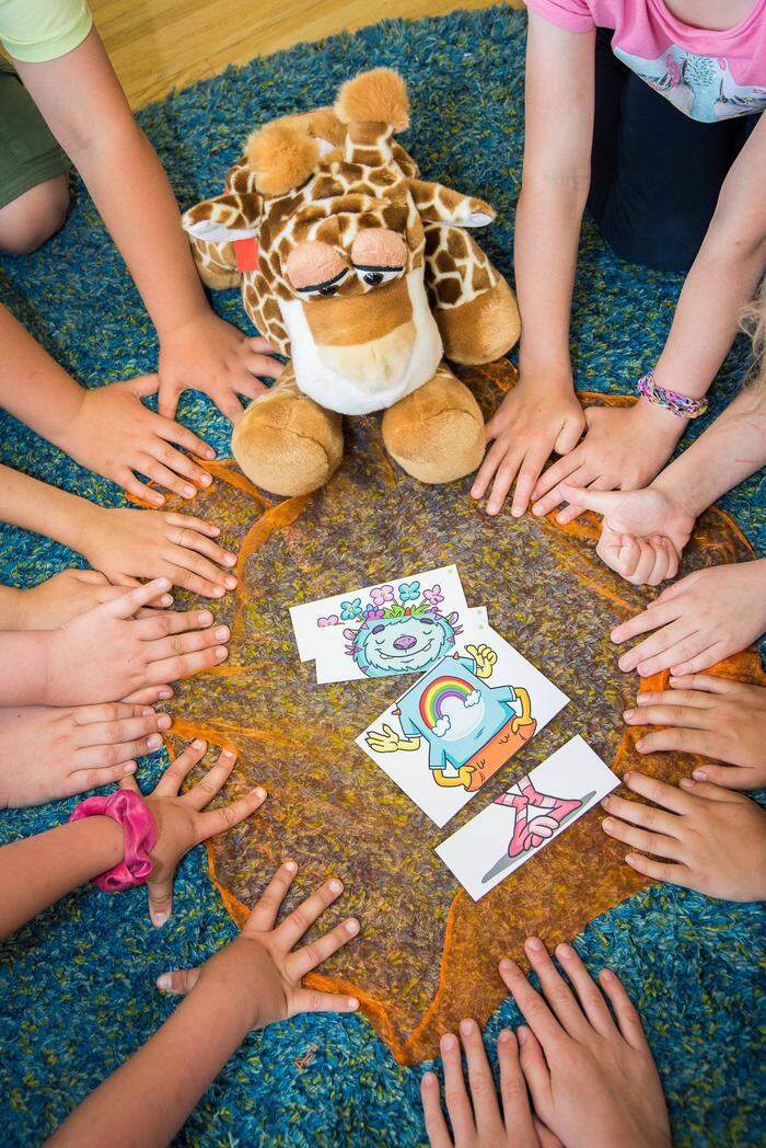 Handpuppe „Ella“ | Die Giraffe „Ella“ ist Gefühlsexpertin und soll die Kinder beim Lernen unterstützen