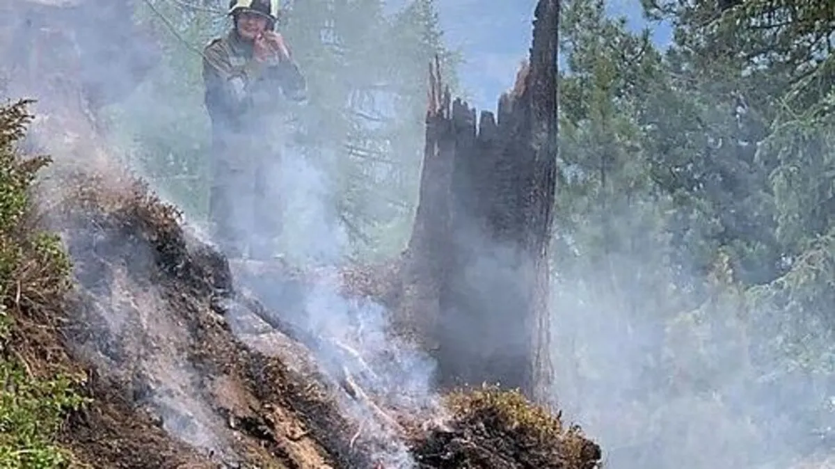 Einige Mitglieder der Feuerwehr halten noch Brandwache