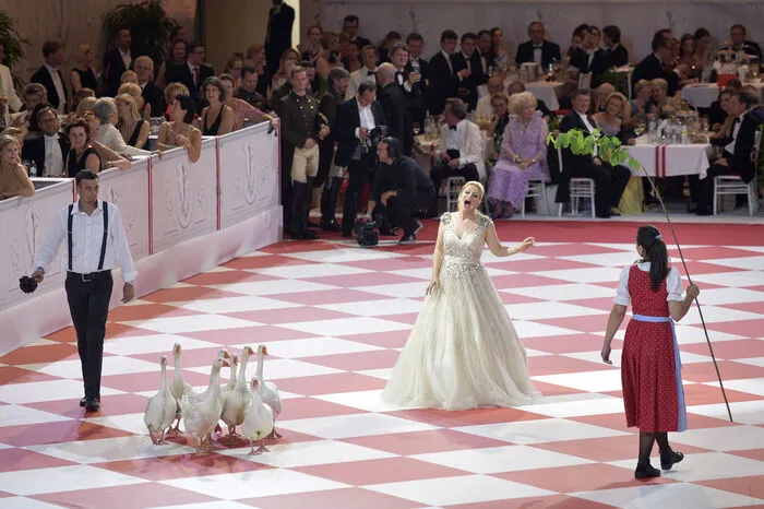 Die Sopranistin Daniela Fally (M) im Rahmen der Eröffnung des Sommerball der Spanischen Hofreitschule 'Fete Imperiale 2016': Sie wurde von acht Gänsen begleitet, und fiel damit dem Publikum natürlich besonders auf. Tierschützer sehen die Aktion kritisch, der Auftritt hätte für die Vögel enormen Stress bedeutet.