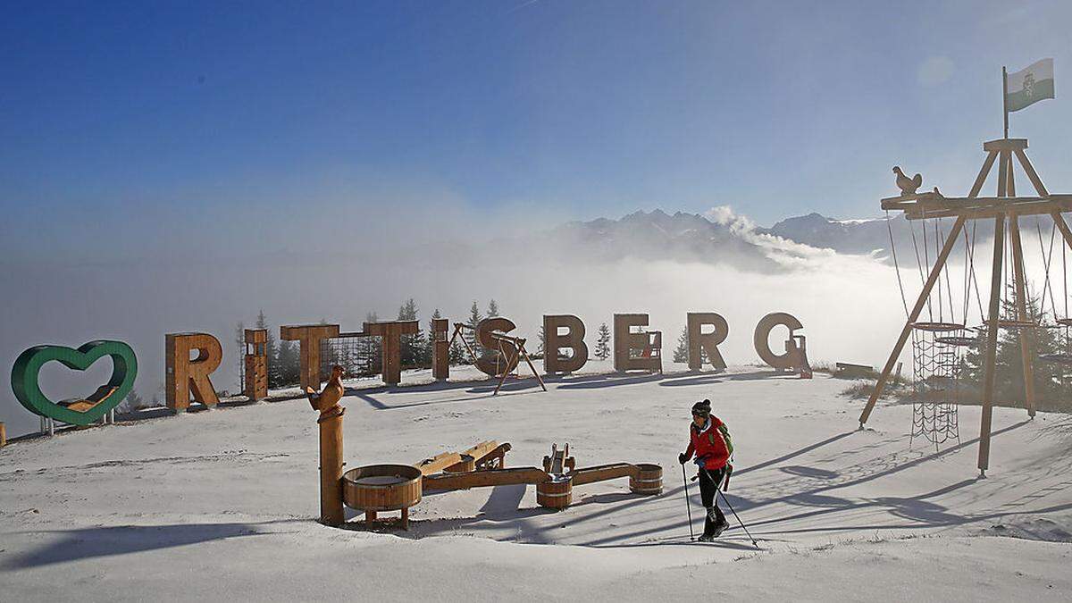 Neben der Bergstation und der Rittisstadl-Hütte stehen die Buchstaben