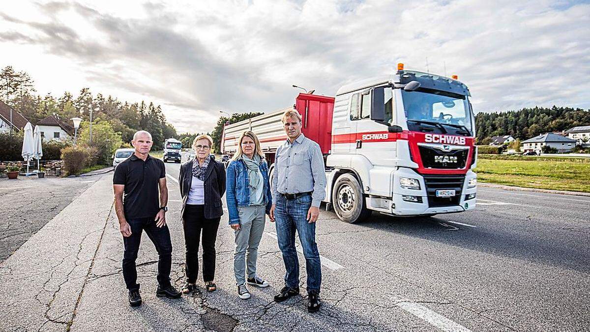 B70 Schwerverkehr LKW Bürgerinitiative Verein Leben an der B70 vlnr Kucher Robert Illgoutz Mathilde Stippich Dietmar und Sigrid