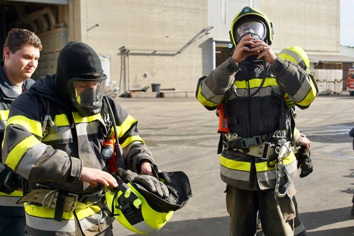 Mit der Wärmebildkamera der Feuerwehr Gnas wurde während der Entleerung des Silos - welche zum Schluss händisch erfolgte - auf Glutnester kontrolliert.