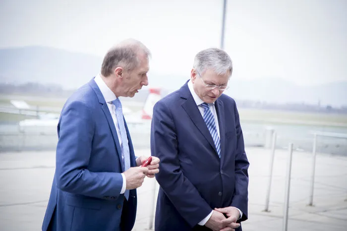Nach den Impulsreferaten folgte eine Pause, bei der man auf der Terrasse des Flughafens plauschen konnte. Im Bild: Ak-Steiermarkpräsident Josef Pesserl und Sozialminister Alois Stöger