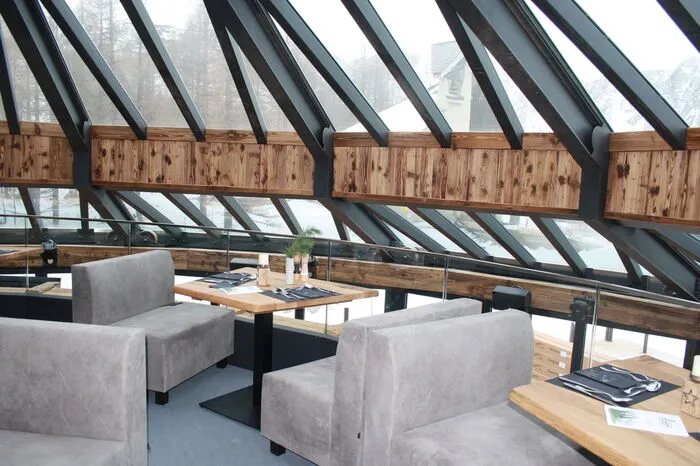 Die Kar-Lounge mit geschlossenem Glasdach