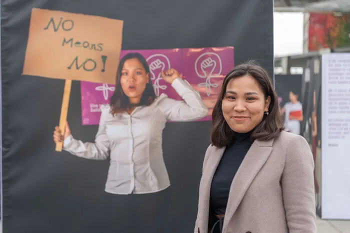 Yasna: "Ich habe einen Lehrgang zur Sexualpädagogin absolviert, um afghanische Frauen aufzuklären. Gerade in der Generation meiner Mutter gibt es viele, die glauben, dass der Sex mit ihrem Ehemann zu ihren Pflichten als Ehefrau gehört und es nur um die Befriedigung der Männer ginge. Ich möchte die Frauen motivieren, dass sie auch beim Sex Nein sagen können - 'No means no!'"