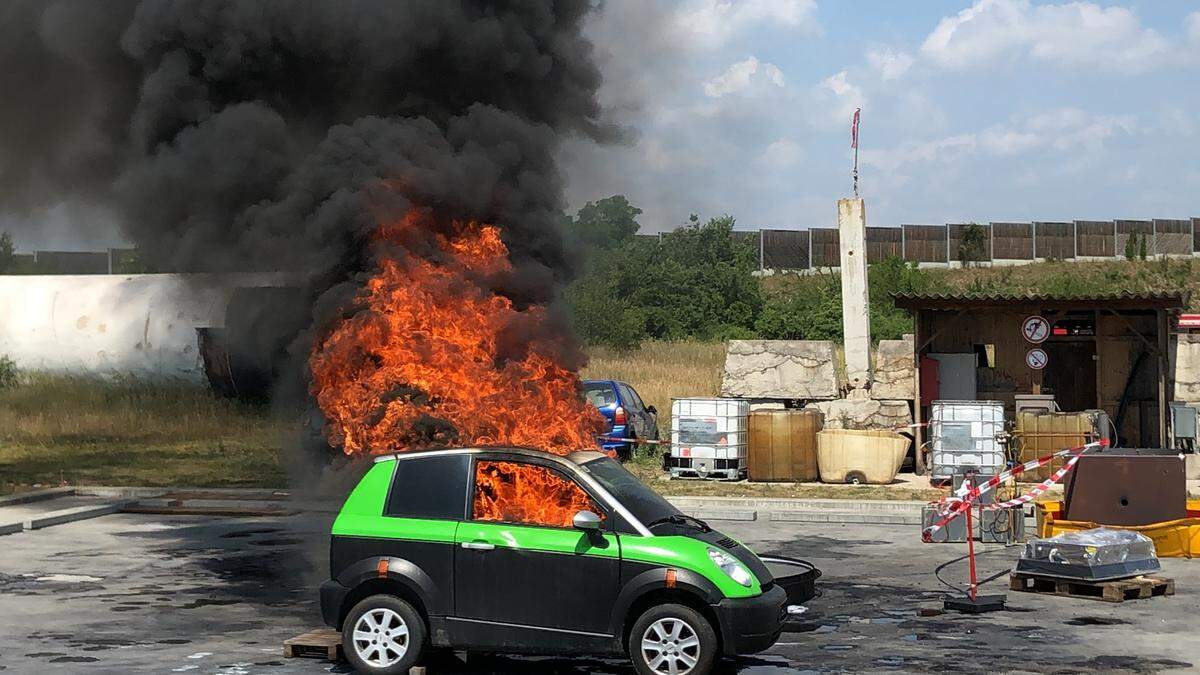 Viele Menschen haben vor einer vermeintlich höheren Brandgefahr bei E-Autos Angst. Experte kann aber beruhigen