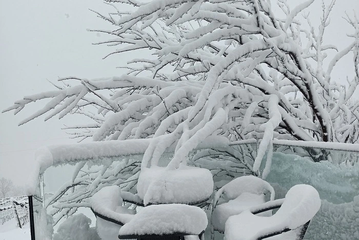 Am Balkon sitzen und die Sonne genießen? Nicht bei dieser Schneemenge in Hartberg