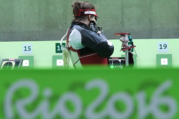 Samstag, 6.8.: Die US-Amerikanerin Virginia Trasher sichert sich die erste Goldmedaille in Rio. Die 19-jährige Sportschützin setzt sich im Luftgewehr-Bewerb über 10 m stehend gegen die beiden Chinesinnen Du Li und Yi Siling durch. Österreichs Starterin Olivia Hofmann verpasst zwar das Finale, liefert mit Platz zehn jedoch das beste ÖOC-Ergebnis des Tages ab. Judoka Ludwig Paischer, Silbermedaillengewinner in Peking 2008, muss bei seinem wohl letzten großen Event nach 27 Sekunden auf der Matte sämtliche Träume auf einen glanzvollen Olympia-Abschied begraben. Für die Highlights sorgen die Ungarin Katinka Hosszu (400 m Lagen) und Australiens Damen-Kraul-Staffel (4 x 100 m), die im Olympic Aquatics Stadium jeweils mit Weltrekord Gold fixieren. Der belgische Radprofi Greg van Avermaet gewinnt ein turbulentes Straßenrennen. Das Abschneiden der Österreicher Georg Preidler (44.) und Stefan Denifl (aufgegeben) steht sinnbildlich für den mäßigen ÖOC-Auftakt.