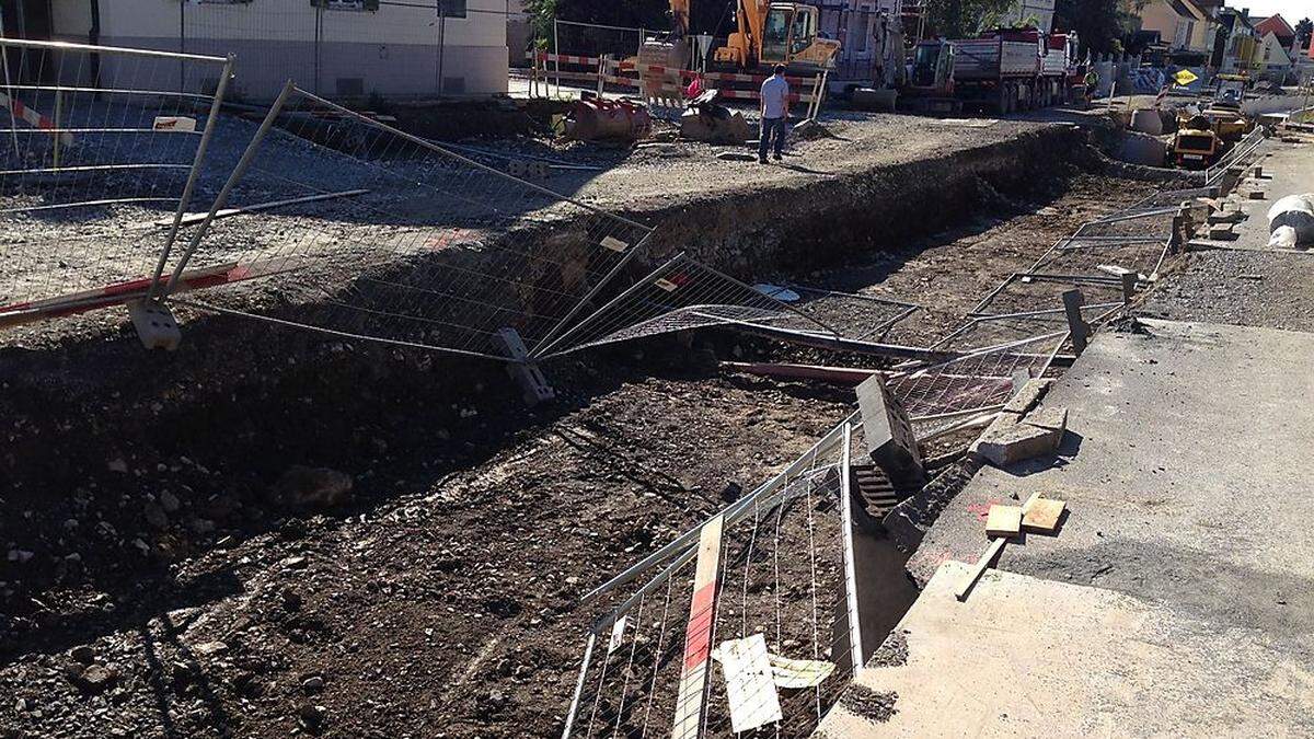 Dai Bauzäune wurden auf beiden Seiten der in Bau befindlichen Einsenbahntrasse umgestoßen