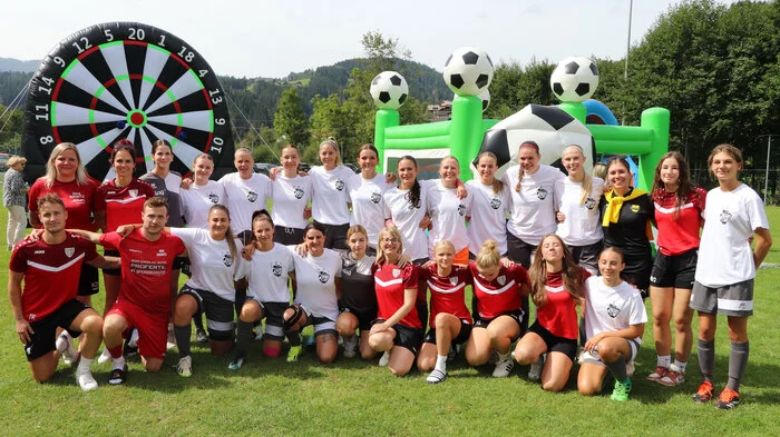 Die neugegründete SGA-Damenmannschaft unter dem Trainer Benjamin Katholnig  wurde vorgestellt