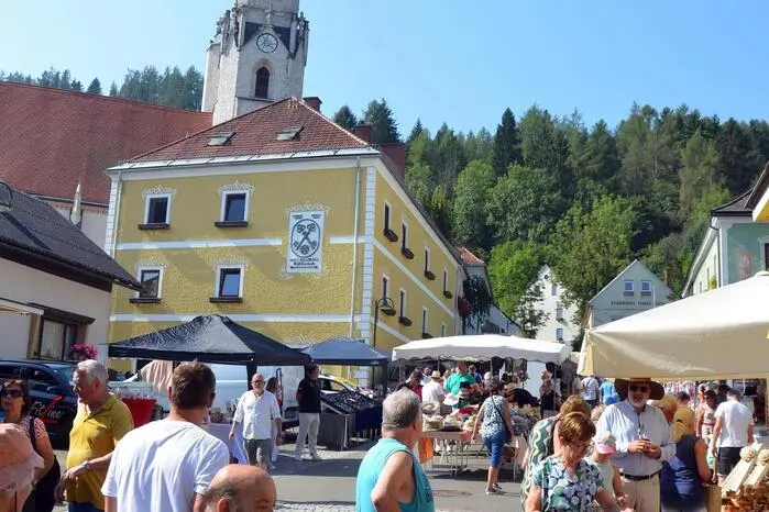 Rund um die Kirche boten zahlreiche Jahrmarktsstände die typischen „Kirta“-Artikel an. 