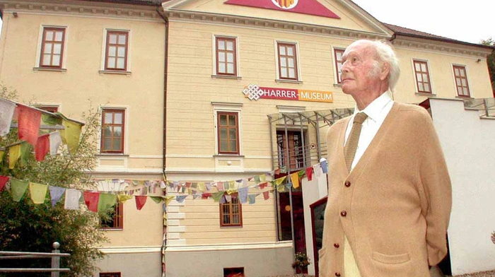 Heinrich Harrer: Geboren am 6. Juli 1912 in Obergossen bei Hüttenberg, gestorben am 7. Jänner 2006 in Friesach. Forschungsreisender, großartiger Alpinist, Schriftsteller, Fotograf, Filmemacher, Golfspieler - Harrer war vielseitig begabt.