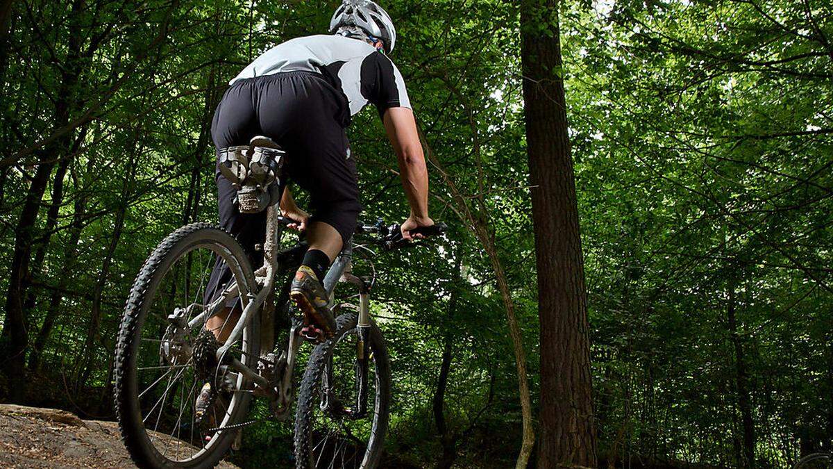 Mountainbiker gerieten im Wald in Bergnot (Symbolbild)