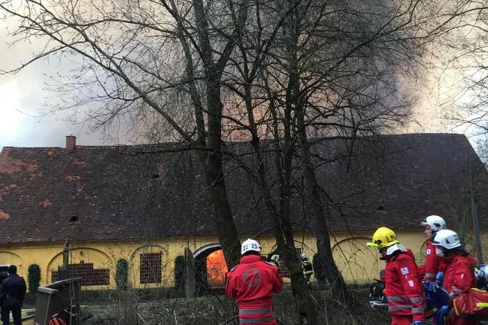 Dort war in einem Reitstall Feuer ausgebrochen.
