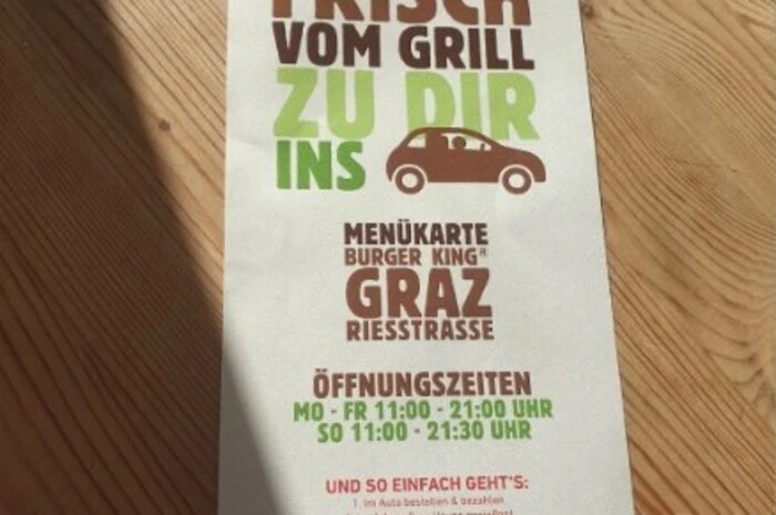 ... der Burger-King-Mitarbeiter bringt das Bestellte zum Parkplatz raus.
