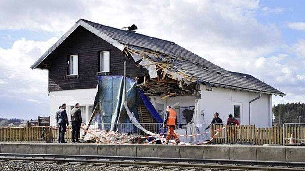 Nach Bahnunfall: Wohnhaus muss abgetragen werden