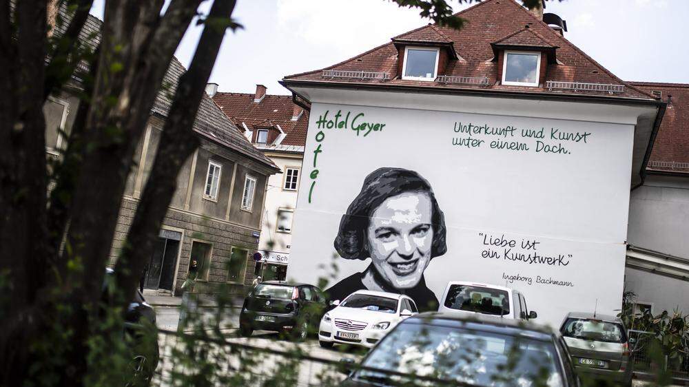 Markenzeichen: das Porträt der jungen Ingeborg Bachmann auf der Fassade des Hotel Geyer