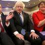 Boris Johnson mit den DUP-Chefs Nigel Dodds und Arlene Foster